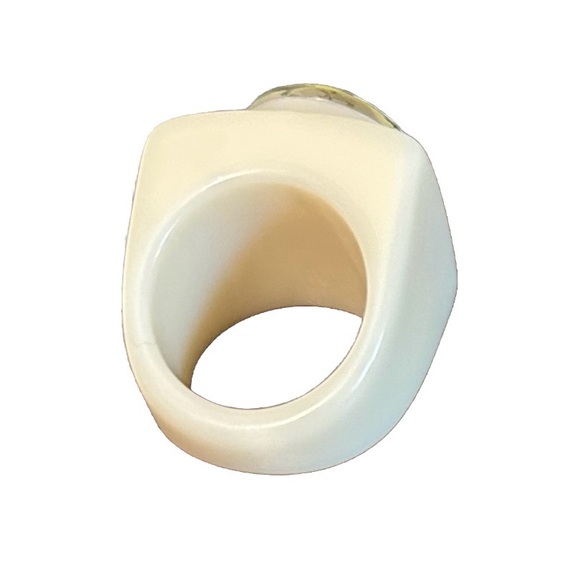 Resin white with gold tone ring size 7 - Picture 2 of 6
